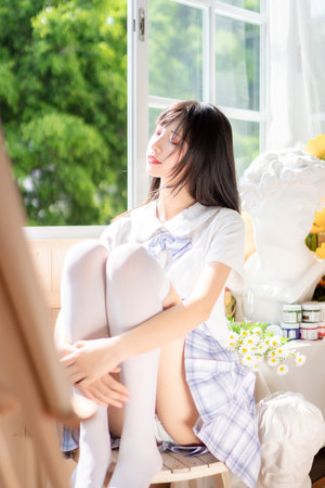 戴眼镜黑丝短裙风情女人臀部